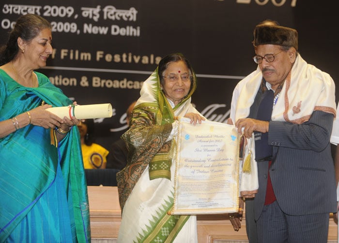 President Pratibha Patil (C) presents the Dadasaheb Phalke award to singer Manna Dey (R), who has recorded more than 3,500 songs in various Indian languages, at the 55th National Film Awards Function in New Delhi on October 21, 2009. President Patil presented the awards for best feature film, actors and director of national cinema.&nbsp; (Photo &amp; Text: AFP)
